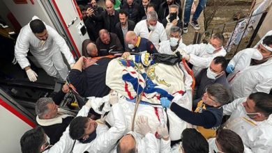 Fil hastası Engin Akbadal vatandaşlar tarafından ambulansa taşınıyor.