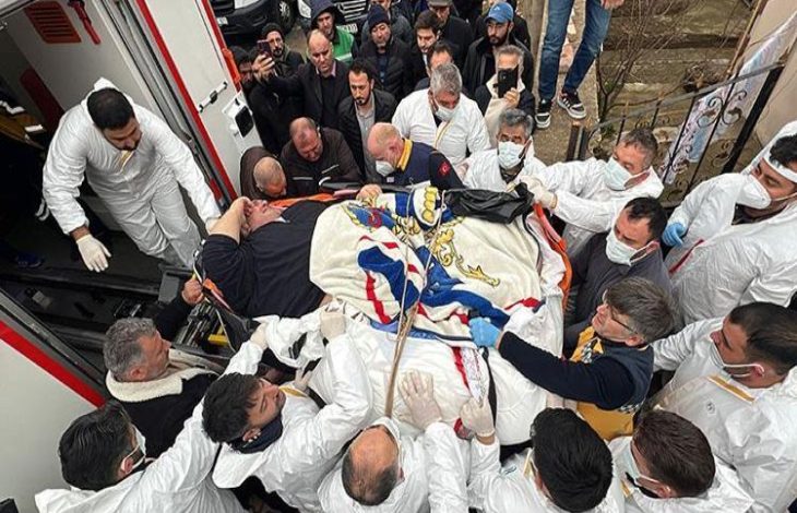 Fil hastası Engin Akbadal vatandaşlar tarafından ambulansa taşınıyor.