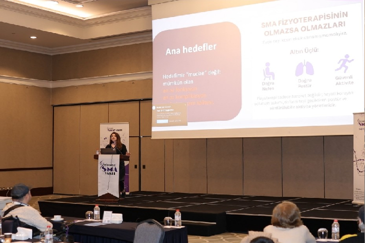 Fizyoterapist Azize Reda Tunç, “SMA Hastalığında Fizik Tedavi Uygulamaları” başlıklı eğitiminde çekilmiş fotoğraf.