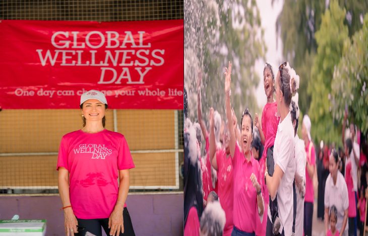 İki kareden oluşan görselde pembe temalı bir etkinlik atmosferi var. Sol tarafta, üzerinde “Global Wellness Day” yazılı pembe tişört giyen bir kadın, aynı ifadeyi taşıyan kırmızı bir pankartın önünde gülümsüyor. Sağ tarafta ise yine pembe tişörtler giymiş kalabalık bir grup açık alanda coşkuyla ellerini kaldırmış; enerjik ve kutlama havasında bir etkinlik anı yansıtılıyor.