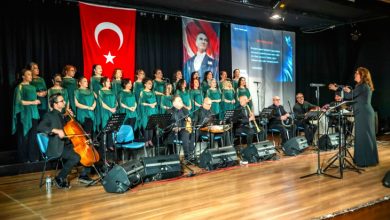 Gökçe Eriş, sahnede Müzikle Terapi Topluluğu Korosunu yöneterek konser veriyor.