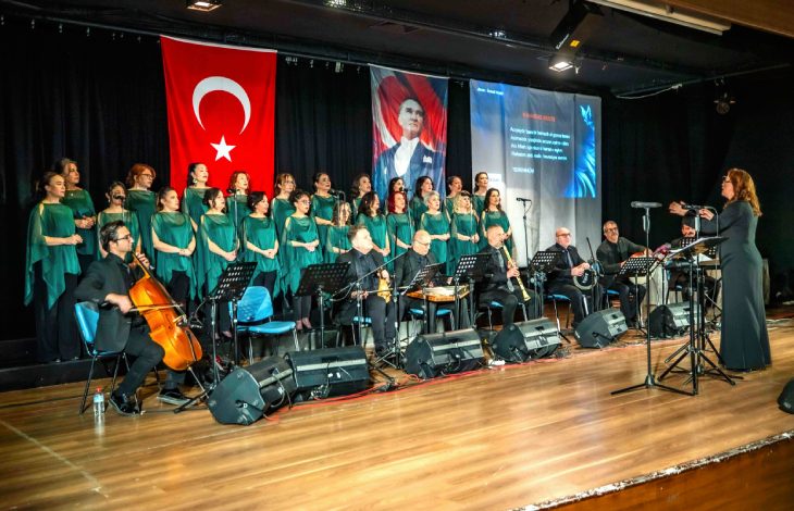 Gökçe Eriş, sahnede Müzikle Terapi Topluluğu Korosunu yöneterek konser veriyor.