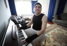 Görme engelli besteci Orhan Seyfi Öztürk piyano çalıyor.