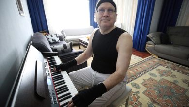 Görme engelli besteci Orhan Seyfi Öztürk piyano çalıyor.