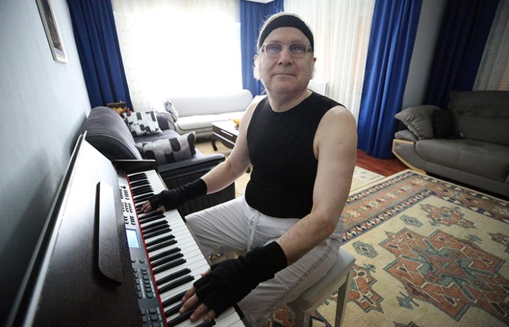 Görme engelli besteci Orhan Seyfi Öztürk piyano çalıyor.