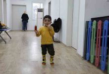 Serebral Palsili Eren Aksoy'un, yürürken çekilen fotoğrafı.