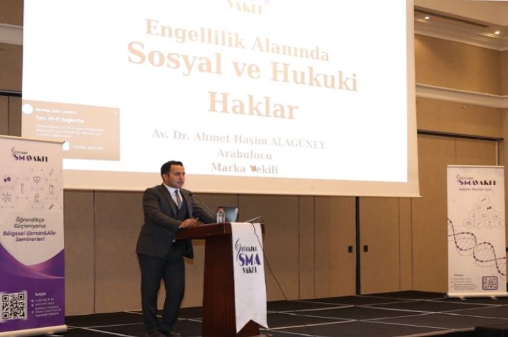 Hukuk Müşaviri Ahmet Haşim Alagüney, “Sosyal Haklarımız” başlıklı sunumunda çekilmiş fotoğraf.