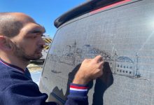 İşitme engelli ressam Alper Kocabıyık, tozlu aracın arka camına İstanbul silüeti, tarihi yapıları ve boğaz manzaralarını çiziyor.