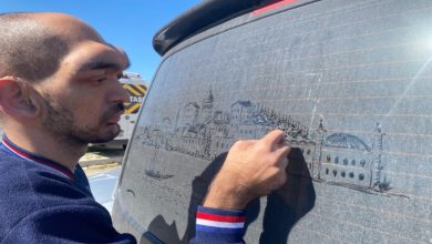İşitme engelli ressam Alper Kocabıyık, tozlu aracın arka camına İstanbul silüeti, tarihi yapıları ve boğaz manzaralarını çiziyor.