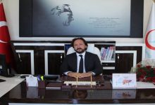 Doç. Dr. Kemal Uzun, makamında oturuyor.