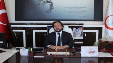 Doç. Dr. Kemal Uzun, makamında oturuyor.