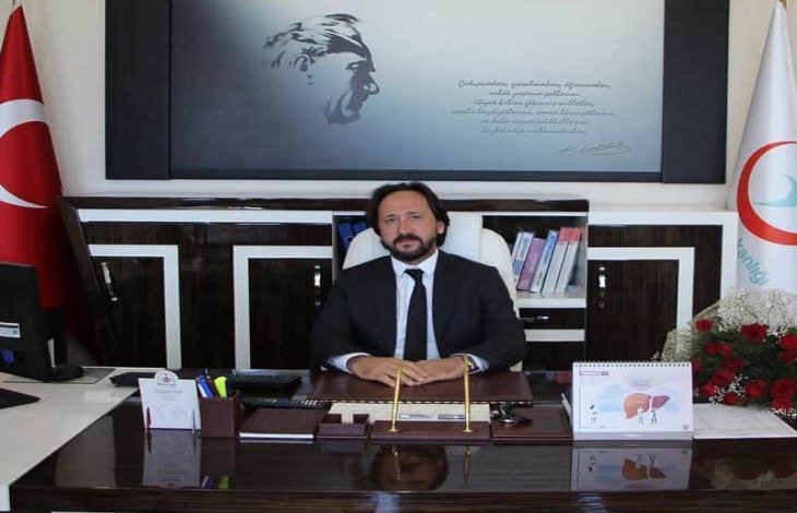 Doç. Dr. Kemal Uzun, makamında oturuyor.