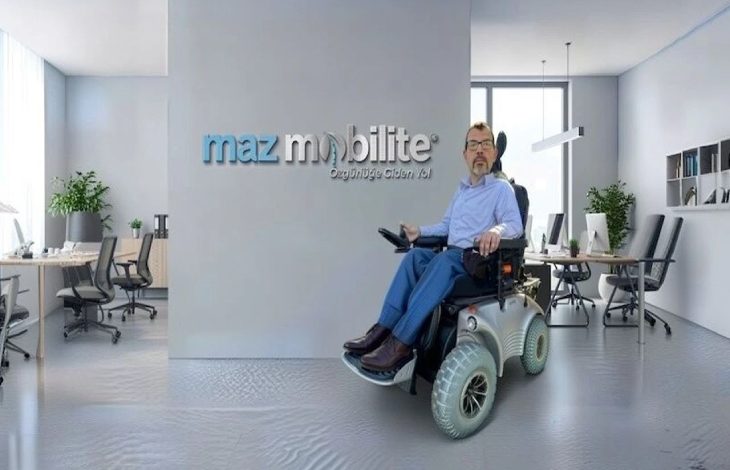 Maz Mobilite Kurucu ve CEO’su Halil Yılmaz, ofis için aracında oturuyor.
