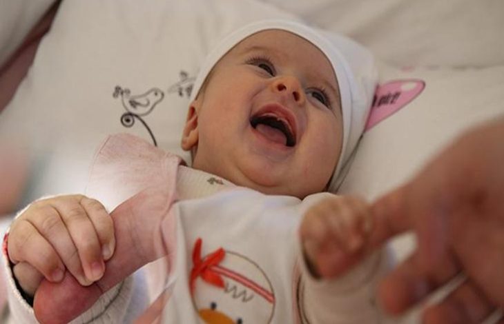 SMA hastası 2 aylık Zeynep Erva bebeğin gülerken çekilen fotoğrafı.