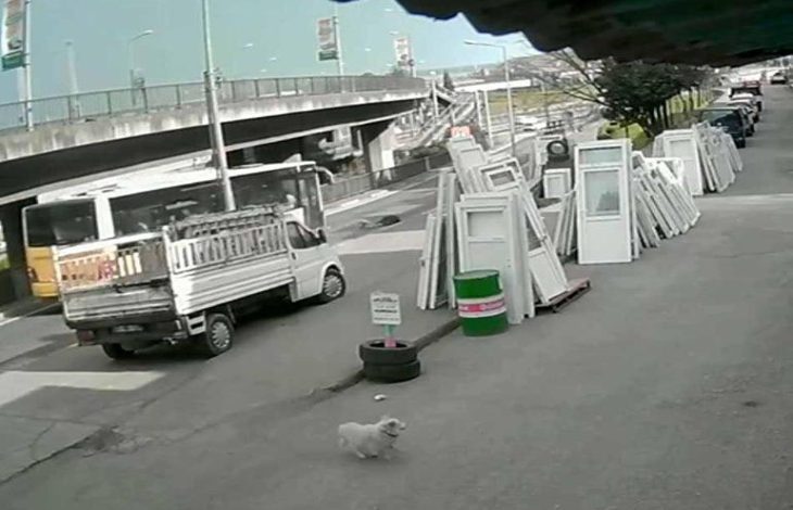 Trafik kazası anının kamera görüntüsü.