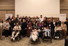 Görselde, Türkiye SMA Vakfı, “Öğrendikçe Güçleniyoruz Bölgesel Uzman & Aile Seminer Programı” kapsamında Akdeniz Bölgesi’nde Adana’da çekilmiş toplu fotoğraf anı.