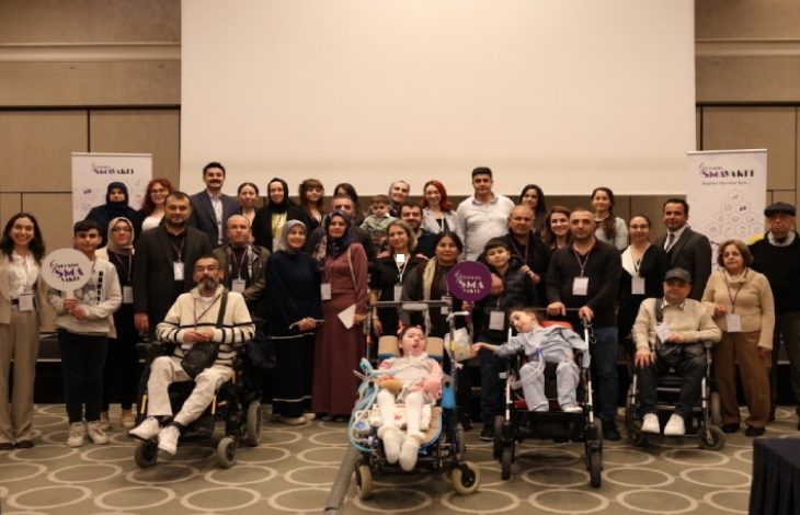 Görselde, Türkiye SMA Vakfı, “Öğrendikçe Güçleniyoruz Bölgesel Uzman & Aile Seminer Programı” kapsamında Akdeniz Bölgesi’nde Adana’da çekilmiş toplu fotoğraf anı.