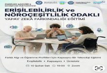Marmara Üniversitesi iş birliğiyle düzenlenen, erişilebilirlik ve nöroçeşitlilik odaklı yapay zekâ farkındalık eğitimini duyuran afiş; masada birlikte çalışan farklı bireyleri ve çevrim içi etkinlik bilgilerini gösteriyor.