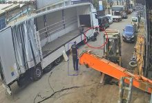 Kamera görüntüsünde engelli personelin üstünde bulunan kişi tarafından darp edildiği görülüyor ve iş yerinin başka bir yetkilisi ayakta durarak olayı izliyor.