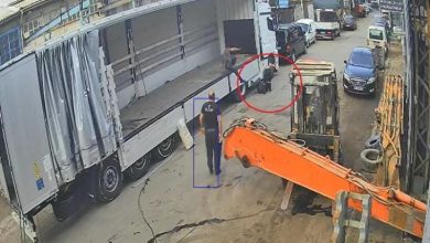 Kamera görüntüsünde engelli personelin üstünde bulunan kişi tarafından darp edildiği görülüyor ve iş yerinin başka bir yetkilisi ayakta durarak olayı izliyor.