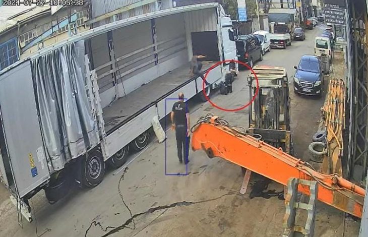 Kamera görüntüsünde engelli personelin üstünde bulunan kişi tarafından darp edildiği görülüyor ve iş yerinin başka bir yetkilisi ayakta durarak olayı izliyor.