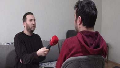 Görselde, bir odada karşılıklı oturan iki erkekten biri elindeki kırmızı mikrofonu sırtı kadraja dönük zihinsel engelli Hamza S.'ye uzatarak röportaj yapıyor.