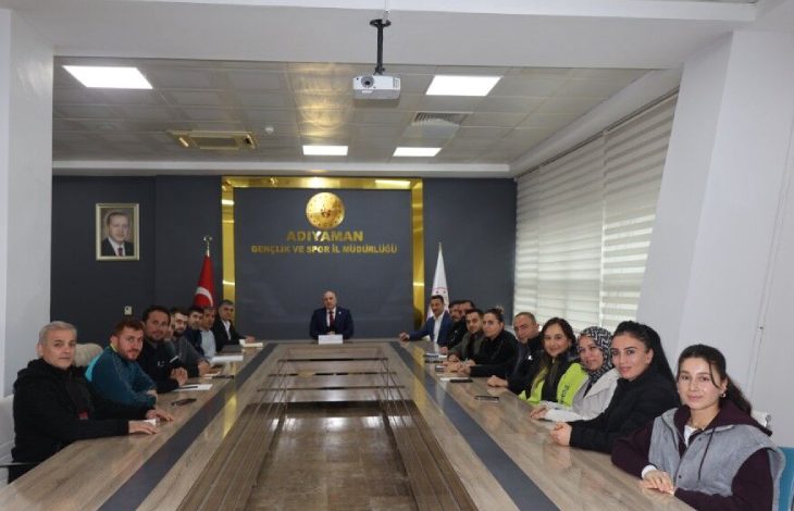 Adıyaman Gençlik ve Spor İl Müdürü Hüseyin Elüstü başkanlığında, toplantı masasında katılımcılar bulunuyor.