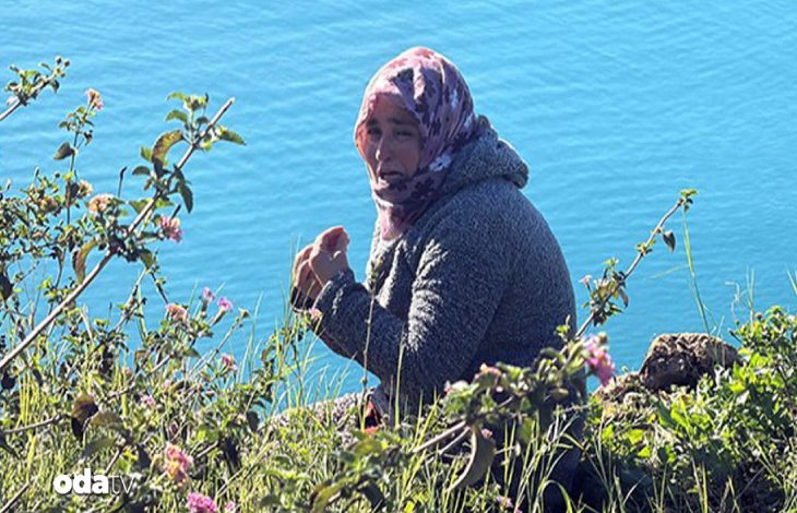Falezlerde bulunan anne iki elini sıkarak ağlıyor.