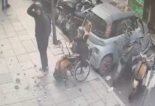 Kamera görüntüsünde düşen beton parçaları kaldırımda bulunuyor, yaralanan çocuk başını tutarken engelli satıcı yanında duruyor.