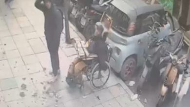 Kamera görüntüsünde düşen beton parçaları kaldırımda bulunuyor, yaralanan çocuk başını tutarken engelli satıcı yanında duruyor.