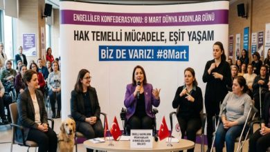 Görselde, **8 Mart Dünya Kadınlar Günü** kapsamında düzenlenen bir etkinlikte, engelli kadınların hakları ve eşit yaşam mücadelesi üzerine bir panel gerçekleştirilirken konuşmacılar, işaret dili tercümanı ve izleyiciler birlikte yer almaktadır.