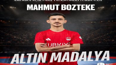 Bir spor afişi tasarımında, kırmızı “Türkiye” forması giyen bir milli sporcu kollarını bağlayarak kameraya doğru duruyor. Üst kısımda “Amerika Açık Para Taekwondo Turnuvası” ve sporcunun adı yazıyor. Alt bölümde büyük harflerle “Altın Madalya” ifadesi yer alıyor. Arka planda bir spor salonu atmosferi ve Türk bayrağı teması görülüyor. Görsel, uluslararası bir turnuvada kazanılan başarıyı duyuran tanıtım afişi niteliğinde.