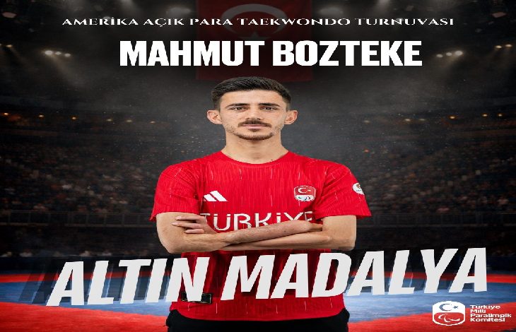 Bir spor afişi tasarımında, kırmızı “Türkiye” forması giyen bir milli sporcu kollarını bağlayarak kameraya doğru duruyor. Üst kısımda “Amerika Açık Para Taekwondo Turnuvası” ve sporcunun adı yazıyor. Alt bölümde büyük harflerle “Altın Madalya” ifadesi yer alıyor. Arka planda bir spor salonu atmosferi ve Türk bayrağı teması görülüyor. Görsel, uluslararası bir turnuvada kazanılan başarıyı duyuran tanıtım afişi niteliğinde.