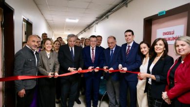 Ankara Eğitim ve Araştırma Hastanesi Engelli Diş Tedavi Merkezinin açılış kurdelesini yetkililer kesiyorlar.