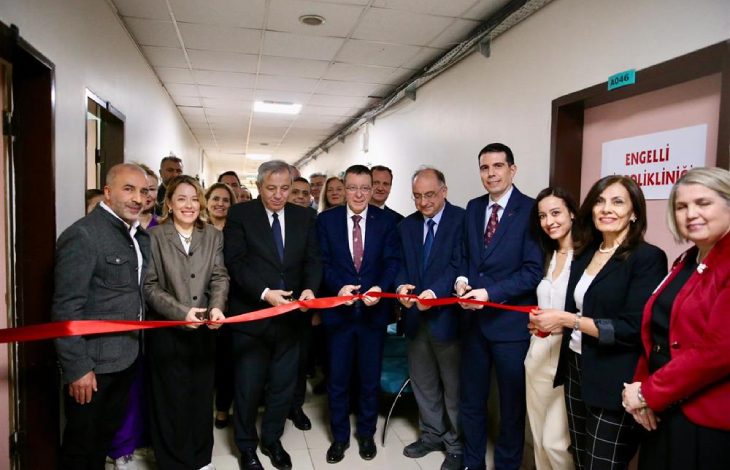 Ankara Eğitim ve Araştırma Hastanesi Engelli Diş Tedavi Merkezinin açılış kurdelesini yetkililer kesiyorlar.