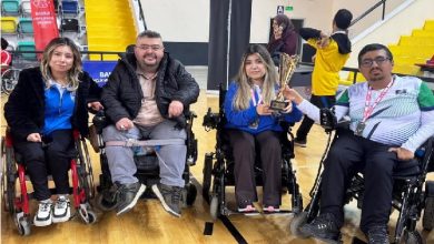 Görselde, kapalı bir spor salonunda tekerlekli sandalyeleri üzerinde yan yana dizilmiş dört sporcu bir arada görülmektedir.