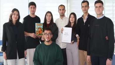 Fotoğrafta bir grup üniversite öğrencisi birlikte poz veriyor. Ortada tekerlekli sandalyede oturan bir öğrenci bulunurken, diğer öğrenciler ayakta duruyor. Bazılarının elinde kitap ve dergi yer alıyor; ekip, hazırladıkları yayını tanıtırken çekilmiş bir kareyi andırıyor.