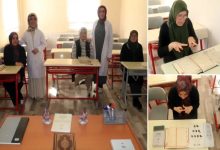 Fotoğrafta bir sınıf ortamında birkaç kadın görülüyor. Bazıları sıralarda otururken bazıları ayakta duruyor. Masaların üzerinde Kur’an-ı Kerim ve eğitim materyalleri bulunuyor. Diğer karelerde ise bir kadının işaret dili kullanarak ders çalıştığı anlar yer alıyor.