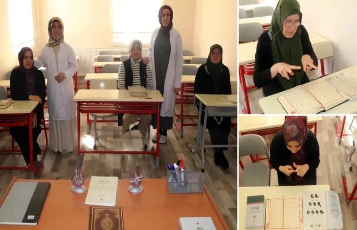 Fotoğrafta bir sınıf ortamında birkaç kadın görülüyor. Bazıları sıralarda otururken bazıları ayakta duruyor. Masaların üzerinde Kur’an-ı Kerim ve eğitim materyalleri bulunuyor. Diğer karelerde ise bir kadının işaret dili kullanarak ders çalıştığı anlar yer alıyor.