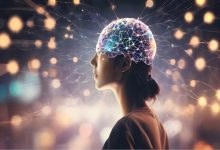 Görselde profilden görülen bir kadın silueti yer alıyor. Kadının baş kısmında, beyin bölgesi renkli ışıklar ve birbirine bağlanan sinir ağlarını andıran çizgilerle dijital şekilde betimlenmiş. Arka planda ise parlayan noktalar ve ışık efektleri bulunuyor; bu da beynin çalışmasını, sinir bağlantılarını ve teknoloji-nörobilim ilişkisini simgeleyen futuristik bir atmosfer oluşturuyor.