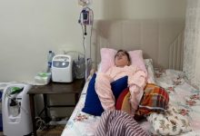 Engelli çocuk Merve Sena, tıbbi cihazlara bağlı olarak yatağında yatıyor.