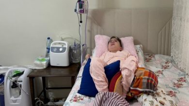 Engelli çocuk Merve Sena, tıbbi cihazlara bağlı olarak yatağında yatıyor.