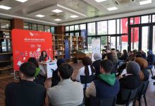 Düzce Üniversitesi Eğitim Fakültesi Özel Eğitim Bölümü Dr. Öğr. Üyesi Fidan Özbey Gökçe konuşmacı masasında bulunuyor ve karşısında bulunan öğrencilerine hitap ediyor.