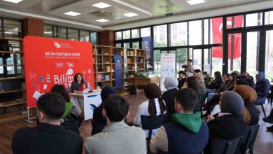 Düzce Üniversitesi Eğitim Fakültesi Özel Eğitim Bölümü Dr. Öğr. Üyesi Fidan Özbey Gökçe konuşmacı masasında bulunuyor ve karşısında bulunan öğrencilerine hitap ediyor.