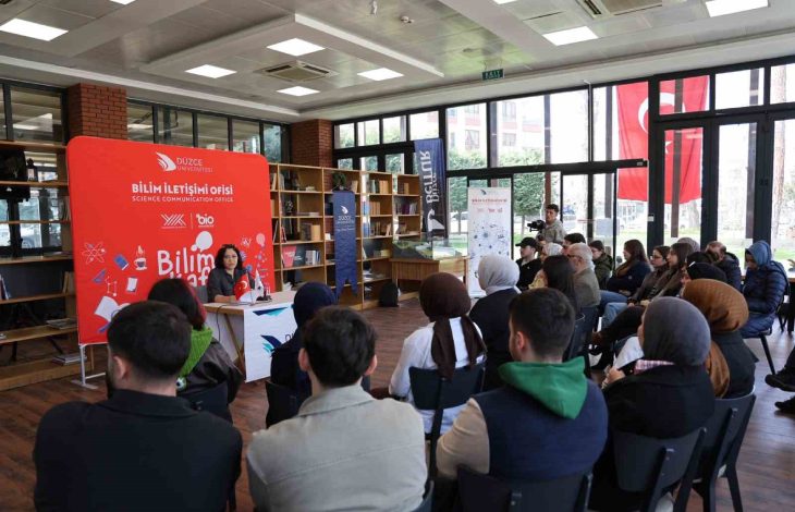 Düzce Üniversitesi Eğitim Fakültesi Özel Eğitim Bölümü Dr. Öğr. Üyesi Fidan Özbey Gökçe konuşmacı masasında bulunuyor ve karşısında bulunan öğrencilerine hitap ediyor.