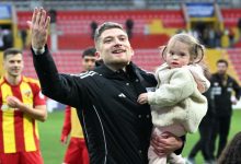 Futbolcu Semih Güler, kızı Defne'yi kucağında tutarak maç sonu galibiyetini kutluyor.