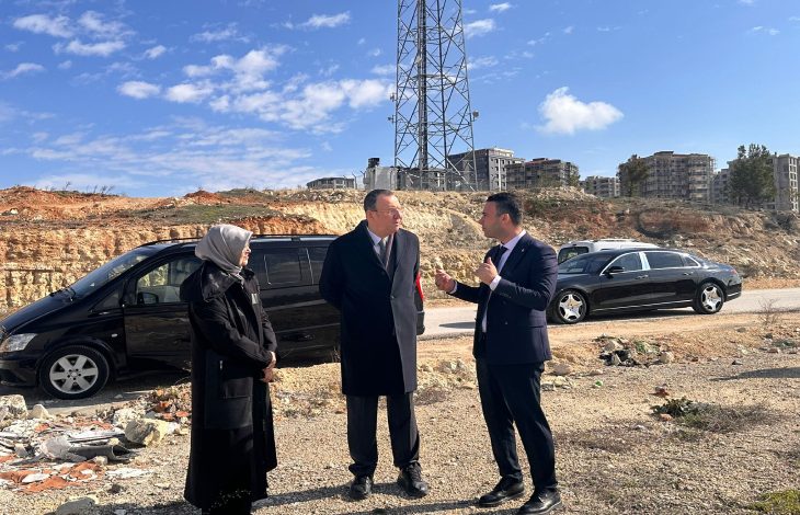 Gaziantep Valisi Kemal Çeber’in eşi Neslihan Çeber, iş insanı Mustafa Topçuoğlu ve İl Müdürü Umut Zeybek, merkezin inşa edileceği alanda ayakta bulunarak sohbet ediyor.