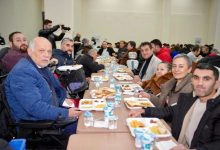 Giresun Belediye Başkanı Fuat Köse, engelli bireyler ile iftar masasında oturuyor.