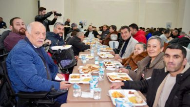 Giresun Belediye Başkanı Fuat Köse, engelli bireyler ile iftar masasında oturuyor.