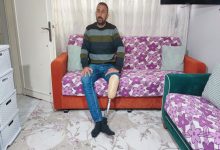 Dolandırıcılık mağduru protez bacaklı engelli erkek, koltukta oturuyor.